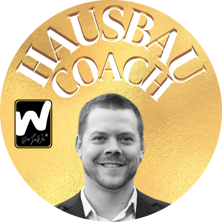 Logo mit der Aufschrift "Hausbau Coach" auf goldenem Hintergrund. Darunter das Bild eines lächelnden Mannes im Anzug. Links ist das Logo "W" mit Schriftzug zu sehen.