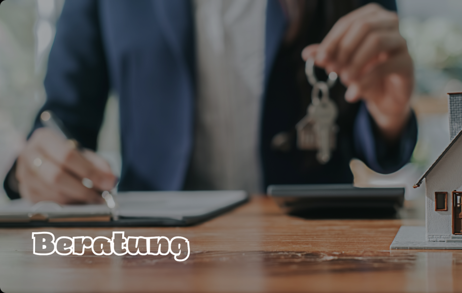 Mann hält Schlüssel in der Hand, schreibt auf einem Notizblock, Hausmodell im Vordergrund.